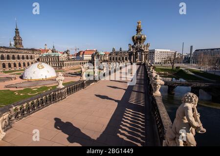 Dresda, Germania. 17 Aprile 2020. Vista sulla lunga galleria nel Zwinger di Dresda in direzione del Kronentor, dietro di esso l'Hausmannsturm (l) si può vedere Credit: Robert Michael/dpa-Zentralbild/ZB/dpa/Alamy Live News Foto Stock