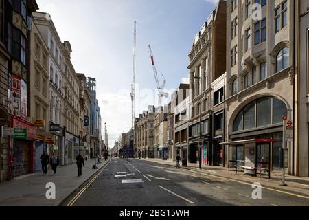 Strada deserta vuota di Oxford Street durante i viaggi limitati di Coronavirus COVID-19 Lockdown a Londra W1, Inghilterra Foto Stock