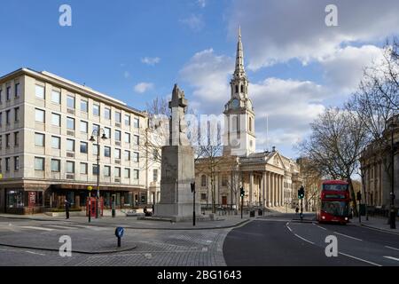 Strada deserta vuota di Charing Cross Road con la chiesa di St Martin-in-the-Fields durante i viaggi limitati di Coronavirus COVID-19 Lockdown a Londra WC Foto Stock