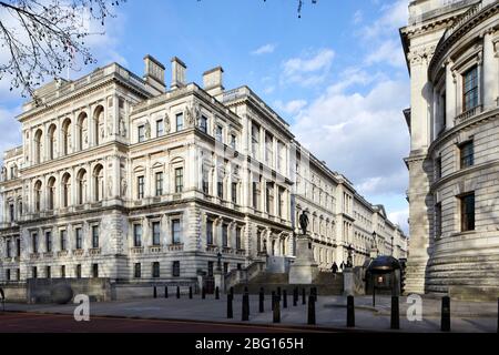 Strada deserta vuota di Horse Guards Road con Foreign and Commonwealth Office building durante i viaggi limitati di Coronavirus COVID-19 Lockdown in Foto Stock