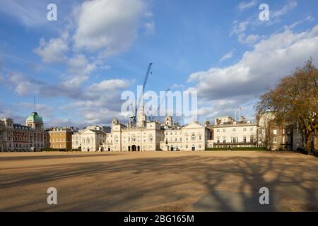 Area deserta vuota della Horse Guards Parade con edificio Old Admiralty durante i viaggi limitati di Coronavirus COVID-19 Lockdown a Londra SW1, Englan Foto Stock