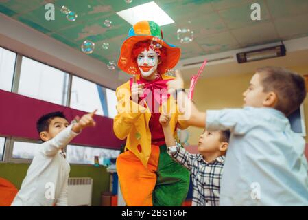 Little Boy si gonfia un palloncino Foto stock - Alamy