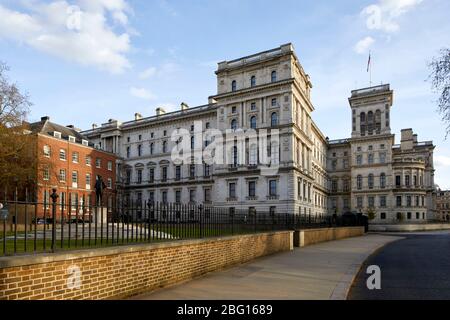 Strada deserta vuota di Horse Guards Road con l'edificio degli uffici stranieri e del Commonwealth e la parte posteriore di 10 Downing St durante i viaggi limitati di Coronav Foto Stock