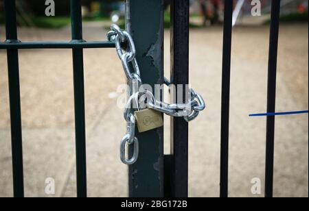 Dublino, Irlanda - 6 aprile 2020: Una catena con lucchetto sulle porte di un parco giochi durante le restrizioni Covid-19 nella città. Foto Stock