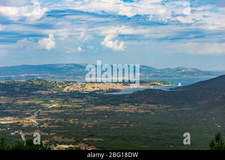 Vista dal castello di San Giorgio le vaste montagne verdi di Cefalonia e la città di Argostoli sullo sfondo Foto Stock