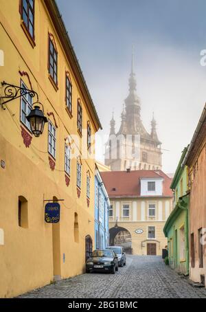 Turnul cu Ceas (Torre dell'Orologio), foschia di prima mattina, Cittadella di Sighisoara, Patrimonio dell'Umanità dell'UNESCO, Transilvania, Romania Foto Stock