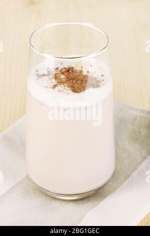 Bicchiere di cocktail alla crema di cioccolato sul tavolo in legno da primo piano Foto Stock