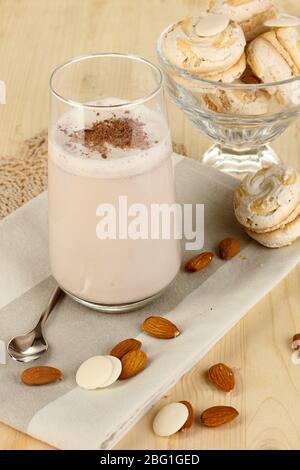 Bicchiere di cocktail alla crema di cioccolato sul tavolo in legno da primo piano Foto Stock