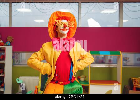 Clown divertente in occhiali da stella Foto Stock