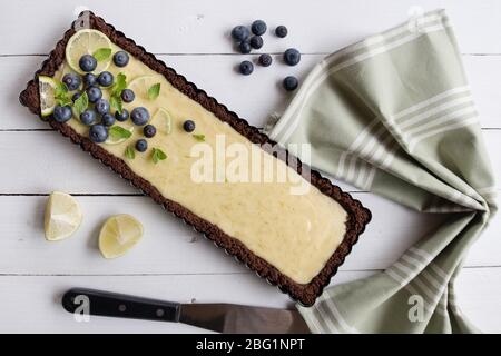 Torta di lime chiave rettangolare con decorazione di mirtillo Foto Stock