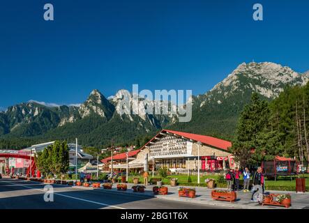 Hotel Caraiman a Bulevardul Libertatii in Busteni, Bucegi Montagne con Caraiman picco sulla destra, Carpazi del Sud (Alpi Transilvania), Romania Foto Stock