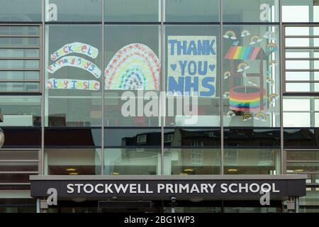 Segnali di supporto del NHS sulle finestre della Stockwell Primary School durante il blocco di Londra a causa della diffusione di Covid-19, 8 aprile 2020 Foto Stock