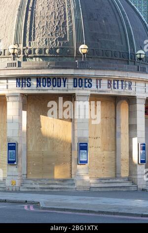 Un'accasata Brixton Academy con un messaggio sull'esterno che sostiene l'NHS, durante il blocco di Londra dovuto la diffusione di Covid-19, 1 aprile 2020 Foto Stock