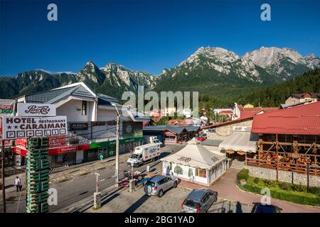 Bulevardul Libertatii a Busteni, Bucegi Montagne con Caraiman picco a destra, Carpazi del Sud (Alpi Transilvaniane), Romania Foto Stock