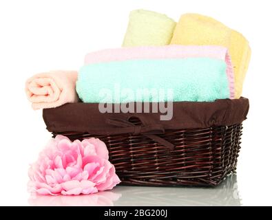 Cestino in vimini con asciugamani piegati su tavolo in marmo bianco in bagno  Foto stock - Alamy