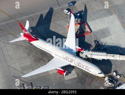 Virgin Atlantic Boeing 787 Dreamliner parcheggiato al terminal KLAX prima della partenza per Londra Heathrow. Aeromobile 787-9 registrato come G-VFAN. Foto Stock