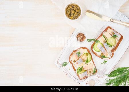 Aringa smorrebrod - tradizionali panini danesi. Pane di segale nero con aringa Foto Stock