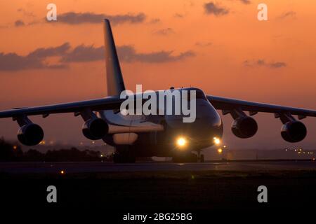 Massive Polet Airlines Antonov AN-124-100 Ruslan si gira lentamente sulla soglia della pista 31 nella mattina molto presto per il decollo. Foto Stock