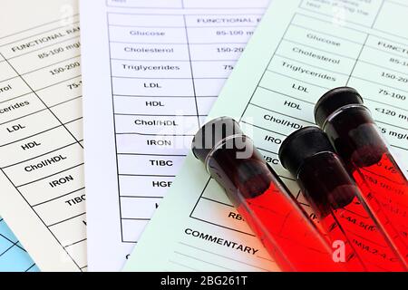 Sangue nelle provette e risultati ravvicinati Foto Stock