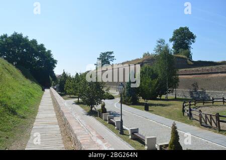 Una vista panoramica ad alto angolo dei sentieri paesaggistici del parco e delle massicce mura fortificate in mattoni della Cittadella di Alba Carolina ad Alba Iulia, Romania. Foto Stock