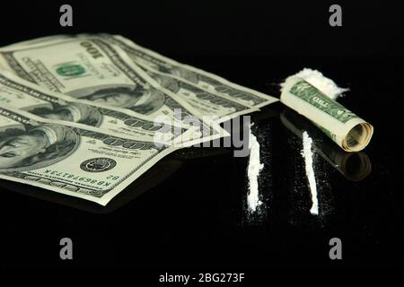I farmaci della cocaina si raccolgono e le linee sullo specchio con la banconota arrotolata, primo piano Foto Stock