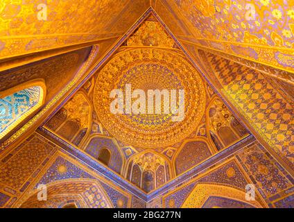 Interno di Tilya Kori Madrasah e Moschea in Piazza Registan a Samarkand, Uzbekistan. Decorazione geometrica dell'oro applicata con il metodo del kyndal Foto Stock