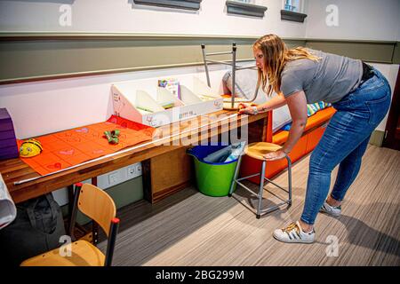 Rotterdam, Paesi Bassi. 20 aprile 2020. L'insegnante Lotte allestì i suoi tavoli e sedie in aula a 1.5 metri tra in preparazione per quando le scuole apriranno di nuovo.la separazione è impostata per garantire che gli studenti non prendano il Coronavirus Covid-19. Credit: SOPA Images Limited/Alamy Live News Foto Stock