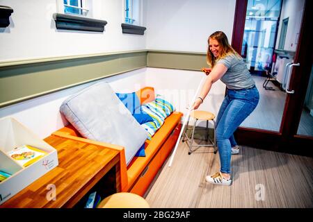 Rotterdam, Paesi Bassi. 20 aprile 2020. L'insegnante Lotte allestì i suoi tavoli e sedie in aula a 1.5 metri tra in preparazione per quando le scuole apriranno di nuovo.la separazione è impostata per garantire che gli studenti non prendano il Coronavirus Covid-19. Credit: SOPA Images Limited/Alamy Live News Foto Stock