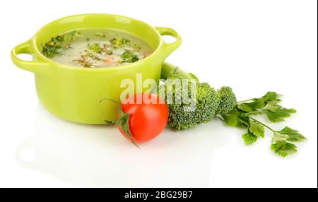 Zuppa dietetica con verdure in padella isolate su bianco Foto Stock