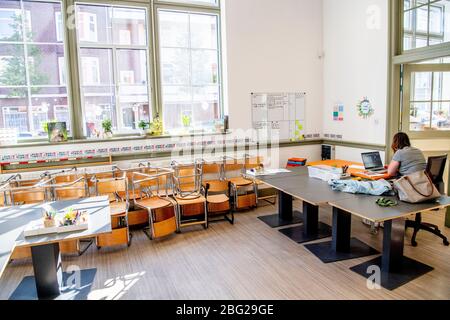 Rotterdam, Paesi Bassi. 20 aprile 2020. L'insegnante Lotte allestì i suoi tavoli e sedie in aula a 1.5 metri tra in preparazione per quando le scuole apriranno di nuovo.la separazione è impostata per garantire che gli studenti non prendano il Coronavirus Covid-19. Credit: SOPA Images Limited/Alamy Live News Foto Stock