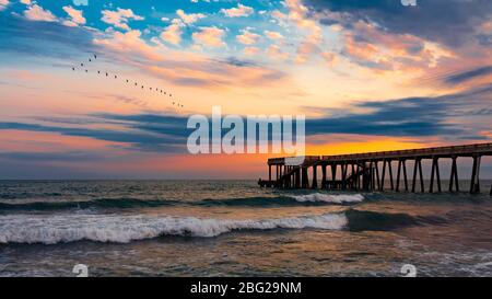 Tramonto colorato sulla spiaggia di mare Foto Stock