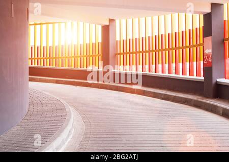 Check-in presso il parcheggio per auto in città. Parcheggio moderno, tramonto, sfondo, costruzione Foto Stock