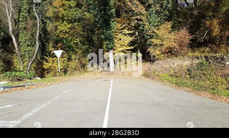 Fine morto di strada asfaltata rurale senza segno. Foto Stock
