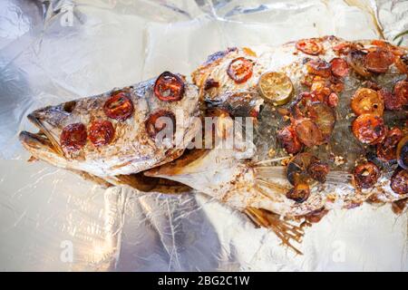 Pesce fresco pescato e cotto a bordo della nave da crociera Bou el Moggad sul fiume Senegal. Foto Stock