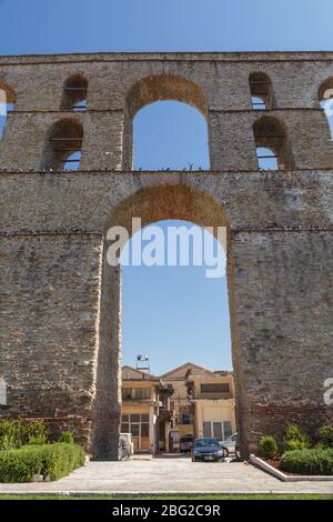 Acquedotto medievale Kamares nella città di Kavala. Giornata estiva soleggiata in Macedonia, Grecia, Europa. Foto Stock