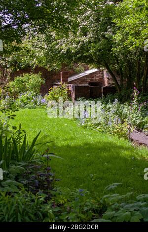 Giardino di campagna inglese, Birmingham, Regno Unito Foto Stock