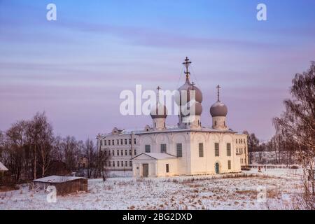 Trasfigurazione (Spaso-Preobrazhensky) Cattedrale in una serata invernale al tramonto. Belozersk, Russia Foto Stock