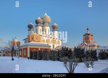 Monastero dell'Assunzione di Tikhvin, cattedrale della Dormizione della Madre di Dio e Chiesa dell'Esalazione della Santa Croce, regione di Leningrado, Russi Foto Stock
