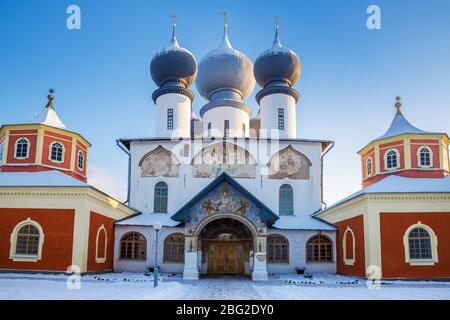 Monastero dell'Assunzione di Tikhvin, cattedrale della Dormizione della Madre di Dio, regione di Leningrado, Russia Foto Stock