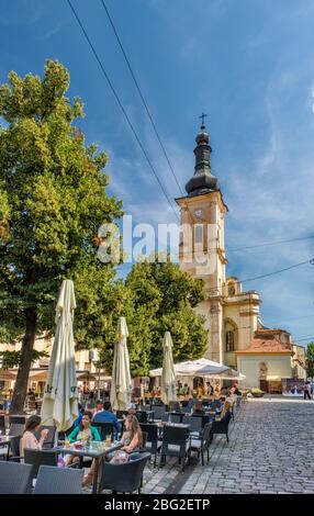 Caffè marciapiede, Chiesa francescana a Piata Muzeului a Cluj-Napoca, Transilvania, Romania Foto Stock