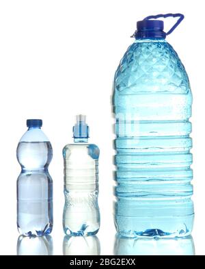 Diverse bottiglie d'acqua isolate su bianco Foto Stock