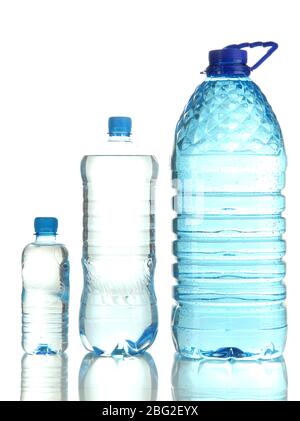 Diverse bottiglie d'acqua isolate su bianco Foto Stock