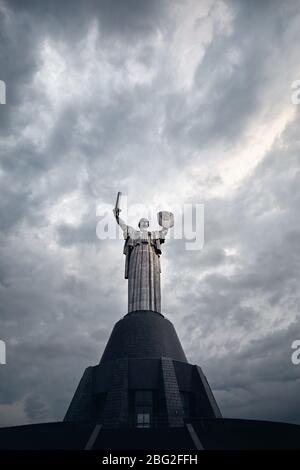 Madre Patria statua a gray sfondo con cielo nuvoloso a Kiev, Ucraina Foto Stock