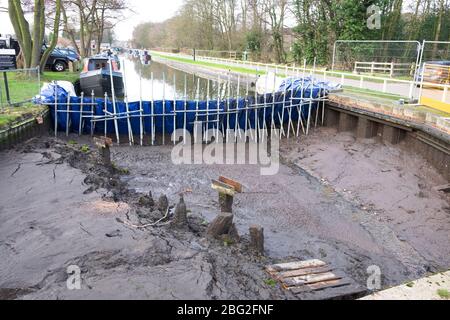 Lavori di manutenzione presso un blocco sul canale Trent e Mersey vicino a Fradley Junction; Midlands; Inghilterra Foto Stock