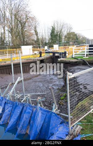 Lavori di manutenzione presso un blocco sul canale Trent e Mersey vicino a Fradeley Junction, Midlands, Inghilterra Foto Stock