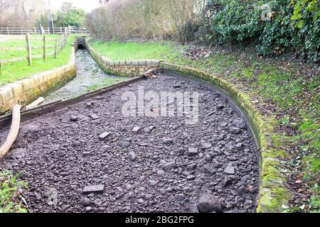 Lavori di manutenzione presso un blocco sul canale Trent e Mersey vicino a Fradeley Junction, Midlands, Inghilterra Foto Stock