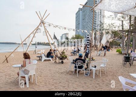 1,2020 aprile - Pranbui, Thailandia; la splendida vista sulla spiaggia di un ristorante d-Day artista che si trova sulla spiaggia di Pranburi. Foto Stock