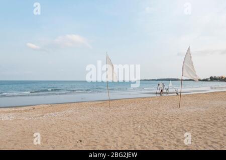 1,2020 aprile - Pranbui, Thailandia; la splendida vista sulla spiaggia di un ristorante d-Day artista che si trova sulla spiaggia di Pranburi. Foto Stock