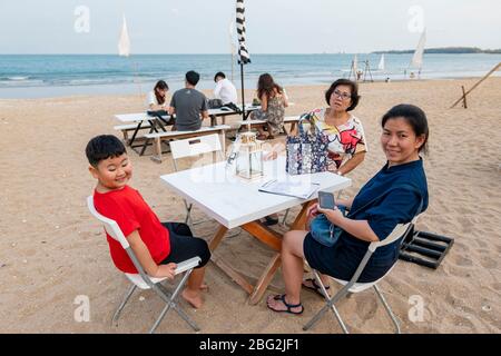 1,2020 aprile - Pranbui, Thailandia; la grande vista sulla spiaggia di un ristorante d-Day artista che si trova sulla spiaggia di Pranburi con una famiglia asiatica. Foto Stock