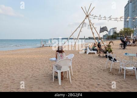 1,2020 aprile - Pranbui, Thailandia; la splendida vista sulla spiaggia di un ristorante d-Day artista che si trova sulla spiaggia di Pranburi. Foto Stock